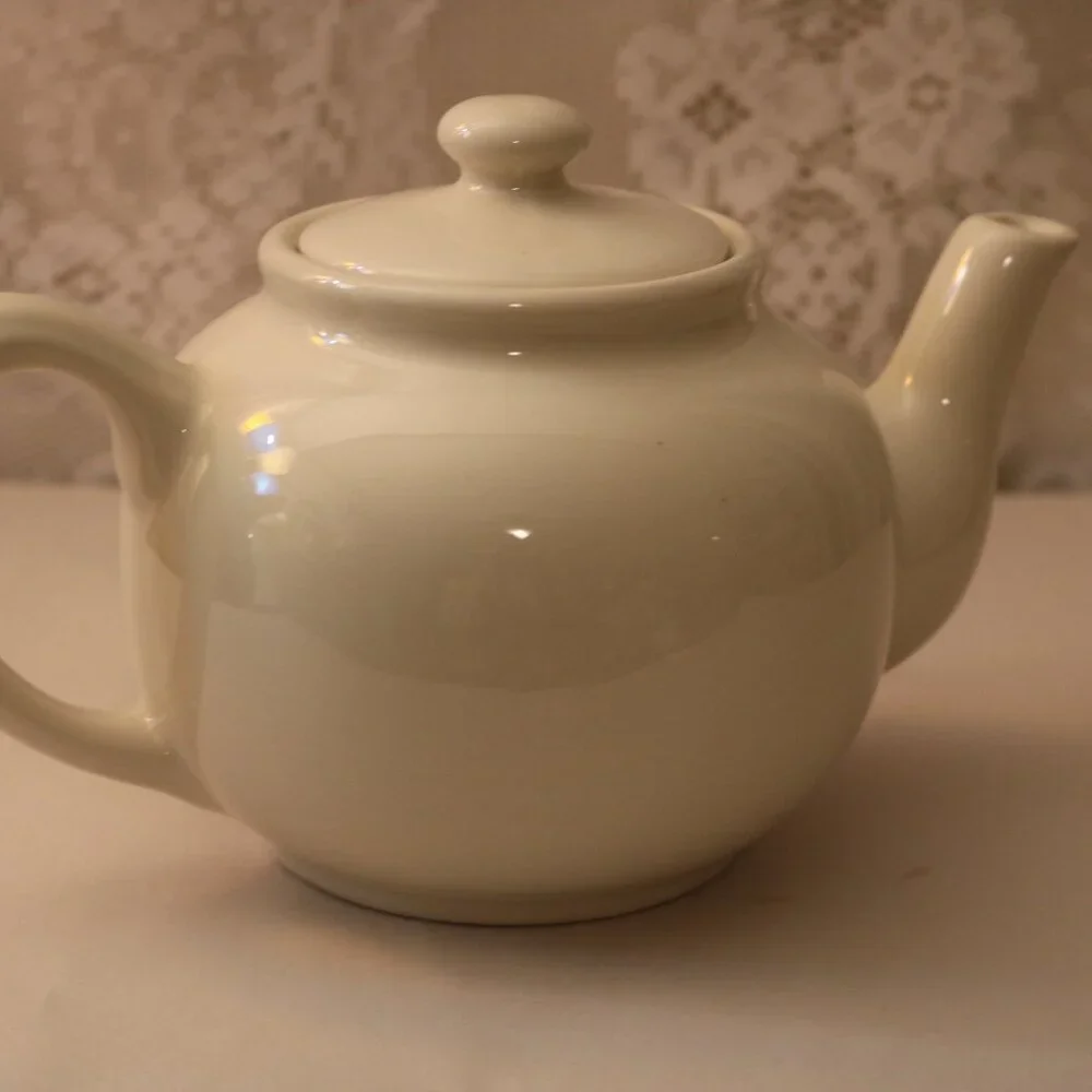 Interpur vintage round teapot in stunning condition with lid! 5 inches tall